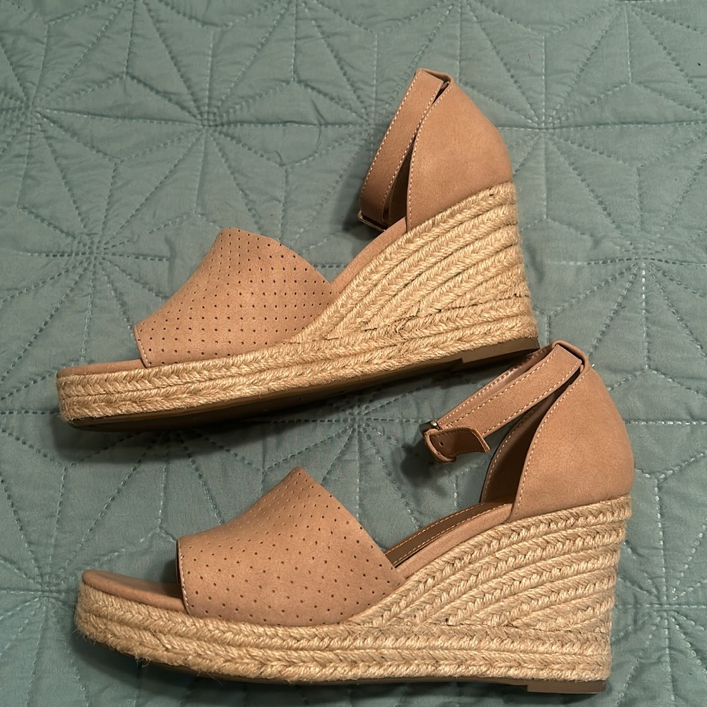 LIKE NEW! a.n.a. 3.5" wedge Brenda sandal in beige/light pink 9M w/ ankle strap - Picture 3 of 14